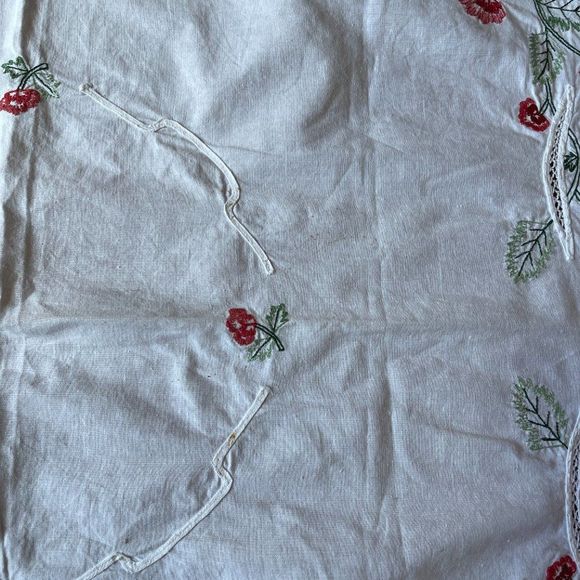 Vintage table cloth crewel or embroidered with inset crochet pointel lace Floral - Picture 6 of 8